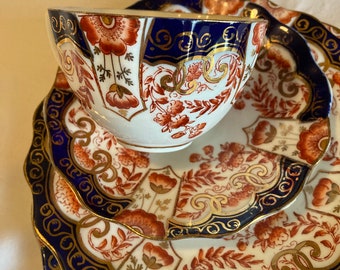 Ensemble de 4 assiettes à salade Aynsley antiques bleu cobalt et rouge Imari soucoupe à thé