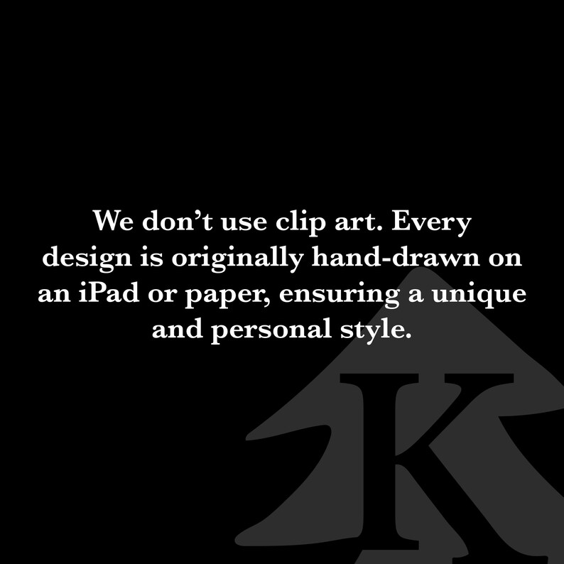 Puede incluir: Texto en blanco y negro sobre fondo negro. El texto dice: "No usamos im&aacute;genes predise&ntilde;adas. Cada dise&ntilde;o est&aacute; originalmente dibujado a mano en un iPad o papel, asegurando un estilo &uacute;nico y personal." Una letra K negra estilizada se encuentra en la esquina inferior derecha de la imagen.
