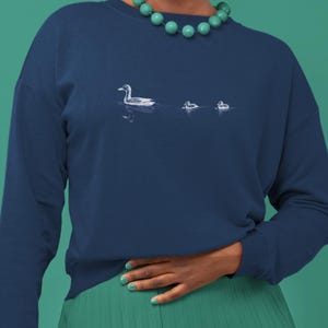 Duck Family Minimalist Crewneck Sweatshirt – Mommy Duck and Two Ducklings Design, Unisex Pullover, Cute Duck Print Jumper, Animal Lover Gift