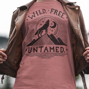 -shirt loup hurlant solitaire | Chemise lune loup hurlant, t-shirt aventure sauvage et gratuit, cadeau pour amoureux de la nature, vêtements esprit de la nature
