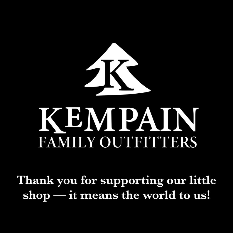Puede incluir: Logotipo en blanco y negro para Kempain Family Outfitters. El logotipo presenta un pino estilizado con una letra K en su interior. El texto "Kempain Family Outfitters" est&aacute; debajo del &aacute;rbol. El texto "Gracias por apoyar nuestra peque&ntilde;a tienda - &iexcl;significa el mundo para nosotros!" est&aacute; debajo del logotipo.