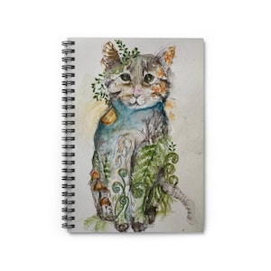 Può includere: Dipinto ad acquerello di un gatto con una scena di foresta incorporata nella sua pelliccia. Il gatto è seduto e guarda direttamente lo spettatore. Lo sfondo è di colore beige chiaro.