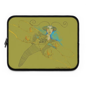 Peut inclure: Une housse d'ordinateur portable verte avec une illustration fantaisiste d'une libellule avec un visage humain et des cœurs. La libellule est dessinée en noir et a un schéma de couleurs bleu et jaune. Le texte "Art by Victoria Brandy" est en bas de la housse.