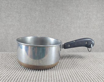 Cacerola Revere Ware de 1,5 cuartos de galón, de acero inoxidable con revestimiento de cobre plateado.