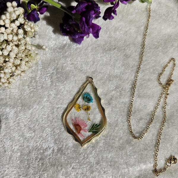 Real Dried Flower Necklace Tear Drop Floral Edge Pendant Necklace, Handcrafted Floral Geometric Pendant Necklace with Resin Encasing