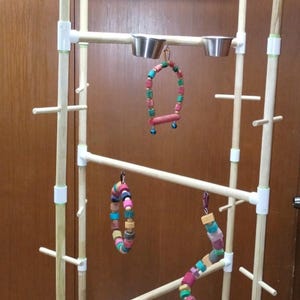 Area de juegos de madera para aves, gimnasio para loros, pericos, y otras aves grandes. Hecho a mano. Colorante natural vegetal.