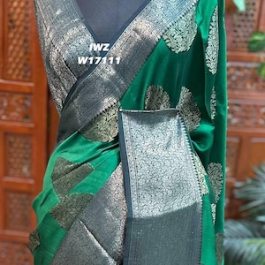 Pure chinniya silk with antique zari weaving all over border With Thilakam butties With rich antique zari weaving pallu