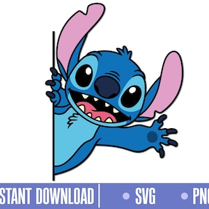 Pode incluir: Um personagem de desenho animado azul, Stitch, espreita por trás de uma borda branca. Stitch tem olhos grandes e pretos, orelhas cor-de-rosa e um sorriso largo. A imagem inclui o texto "INSTANT DOWNLOAD", "SVG" e "PNG" numa barra azul.