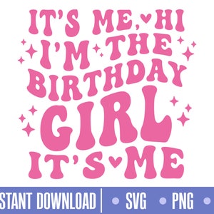 Puede incluir: Gráfico rosa con el texto "It's me. Hi I'm the birthday girl. It's me" con estrellas brillantes y un símbolo de corazón.