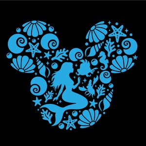 Peut inclure: Une silhouette bleue d'une sirène avec une longue queue flottante, entourée de coquillages, d'étoiles de mer et d'autres images sur le thème de l'océan, formant la forme de la tête de Mickey Mouse.