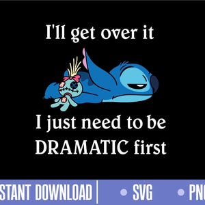 Op de afbeelding: Een blauw Stitch-personage uit Lilo & Stitch ligt met een droevige uitdrukking. Een kleiner Stitch-personage met roze accenten ligt naast hem. De tekst luidt "I'll get over it I just need to be DRAMATIC first".