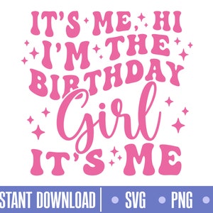 Puede incluir: Diseño gráfico de texto rosa con las palabras "It's Me, Hi I'm the Birthday Girl It's Me" con estrellas alrededor del texto.