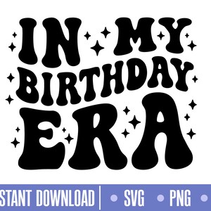 Puede incluir: Diseño gráfico en blanco y negro con el texto "In My Birthday Era" en un estilo de fuente retro. El texto está rodeado de pequeñas estrellas.