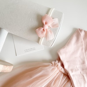 Delia Bow Stirnband | Blumen Mädchen Stirnband | Baby Kleinkind Stirnband | Baby Taufe | Taufgeschenk |  Hochzeit | Babyparty | Baby Geschenk