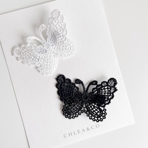レースの蝶のヘアクリップ | 黒のヘアリボン | かわいいリボン | 女の子へのギフト | ブティックヘアクリップ | フリンジクリップ | 白いヘアクリップ | 結婚式 | 洗礼式