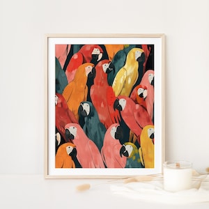 Puede incluir: Una impresión artística enmarcada que presenta una vibrante ilustración de numerosos loros. Los loros muestran una variedad de colores, incluyendo rojo, amarillo, naranja, rosa y verde azulado, sobre un fondo oscuro. La obra de arte está en un marco de madera.