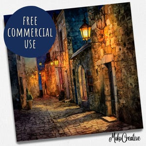 Op de afbeelding: Waterverfschilderij van een geplaveide straat in een Europese stad 's nachts. De gebouwen worden verlicht door warme, gloeiende lantaarns. De afbeelding bevat de tekst "FREE COMMERCIAL USE" in een blauwe cirkel.