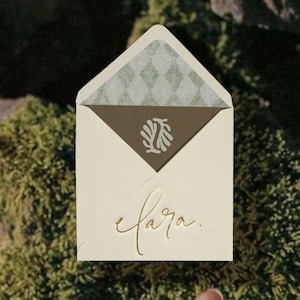 Maqueta de sobre con efecto dorado y relieve, archivo PSD para marca, papelería de boda, invitaciones, presentación de logotipos e identidad elegante.