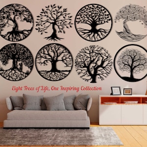 Puede incluir: Ocho piezas de decoración de pared de árbol de la vida en blanco y negro en marcos circulares. Los marcos están dispuestos en tres filas en una pared blanca. La decoración de pared está en un salón con un sofá y una mesa auxiliar.