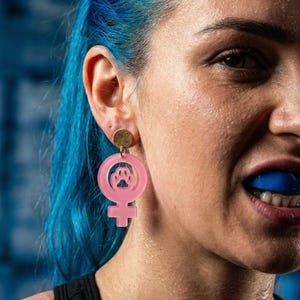 Orecchini femministi e gatti in acrilico, grande pezzo importante