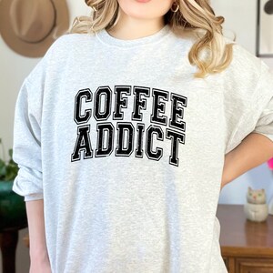 Coffee Addict Grunge Svg Png, Coffee Addict T-Shirt, Varsity, Kaffeeliebhaber Geschenke, Kaffeeliebhaber Svg, Coffee Mom Cut Datei, digitale Basteldatei