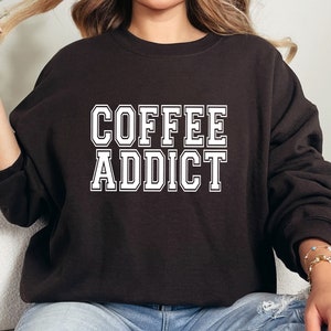 Coffee Addict SVG, Coffee Addict T-Shirt, Varsity, Coffee Lover Geschenke, Coffee Lover SVG, Coffee Mom Cut File, digitale Basteldatei