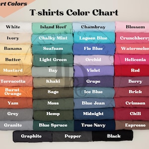 Puede incluir: Una tabla de colores que muestra 36 colores diferentes de camisetas. Los colores est&aacute;n dispuestos en tres columnas, cada columna representa un tipo de tejido diferente. La primera columna est&aacute; etiquetada como "Comfort Colors", la segunda columna est&aacute; etiquetada como "Island Reef" y la tercera columna est&aacute; etiquetada como "Chambray".