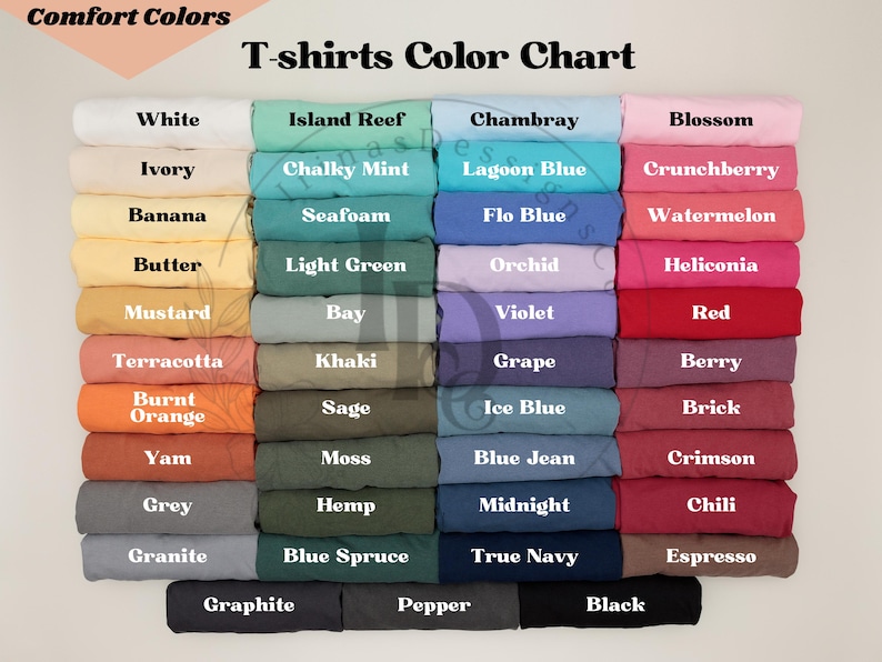 Puede incluir: Una tabla de colores que muestra 36 colores diferentes de camisetas. Los colores est&aacute;n dispuestos en tres columnas, cada columna representa un tipo de tejido diferente. La primera columna est&aacute; etiquetada como "Comfort Colors", la segunda columna est&aacute; etiquetada como "Island Reef" y la tercera columna est&aacute; etiquetada como "Chambray".
