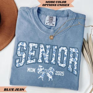 Senior Mom Graduation Shirt, Custom Senior Mom Shirt, Graduation Mom Shirt Class of 2025 Family Shirts Gifts For Mom, Senior Mom 2026 Tee