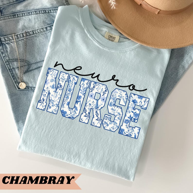 Puede incluir: Camiseta azul claro con un dise&ntilde;o floral que deletrea "neuro nurse".