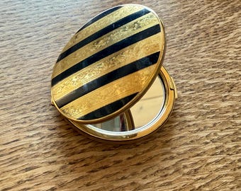 Espejo compacto Stratton England VTG de esmalte negro con rayas y tono dorado.