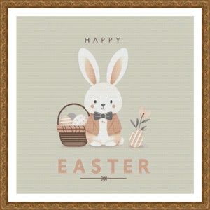Op de afbeelding: Een wit konijn met een bruin jasje en een zwarte strik houdt een mand met kleurrijke paaseieren vast. Het konijn staat voor een groene achtergrond met de tekst "HAPPY EASTER" in roze letters.