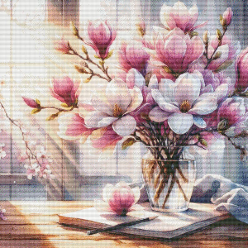 Peut inclure: Un bouquet de fleurs de magnolia roses et blanches dans un vase en verre transparent sur une table en bois. Les fleurs sont dispos&eacute;es dans un vase avec une base en verre transparent et une large ouverture. Le vase est pos&eacute; sur une table en bois avec un livre et un crayon dessus. L'arri&egrave;re-plan est une fen&ecirc;tre avec la lumi&egrave;re du soleil qui traverse.