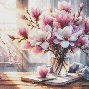 Peut inclure: Un bouquet de fleurs de magnolia roses et blanches dans un vase en verre transparent sur une table en bois. Les fleurs sont dispos&eacute;es dans un vase avec une base en verre transparent et une large ouverture. Le vase est pos&eacute; sur une table en bois avec un livre et un crayon dessus. L'arri&egrave;re-plan est une fen&ecirc;tre avec la lumi&egrave;re du soleil qui traverse.