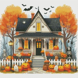 Peut inclure: Une maison blanche avec un toit noir et un porche décoré pour Halloween. Il y a des citrouilles, des chauves-souris et des squelettes sur le porche et la pelouse. La maison a une porte noire et des fenêtres avec des lumières orange à l'intérieur.