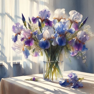 Puede incluir: Un ramo de iris púrpuras, azules y blancas en un jarrón de vidrio transparente. Las flores están dispuestas en un estilo suelto y natural y se colocan sobre un fondo de cortinas blancas suaves.