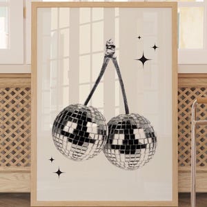 Wydruk na kulce dyskotekowej z wiśniami Wydruk na kulce dyskotekowej Wydruk na Y2k Wystrój pokoju w stylu maksymalistycznym Wydruk na sztuce retro disco Wydruk na wiśniach Sztuka na barze w stylu vintage