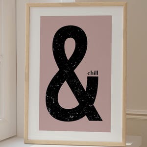 Różowa sztuka ścienna i Chill Ampersand Chill & Chill Retro Galeria sztuki Ścienna i Chill Apartament Sztuka ścienna Prezent dla niej Chill Vibes Prezent Urodzinowy