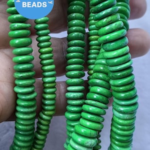 Könnte beinhalten: Eine Strähne grüner Türkisperlen, jede Perle ist eine flache Scheibe mit leicht abgerundeter Kante. Die Perlen sind auf einer durchsichtigen Gummikordel aufgefädelt. WK DIY Jewelry Beads.