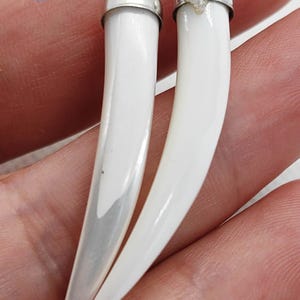 Halsband med hänge i horn av pärla: Måne i sterlingsilver, naturliga snäckpärlor