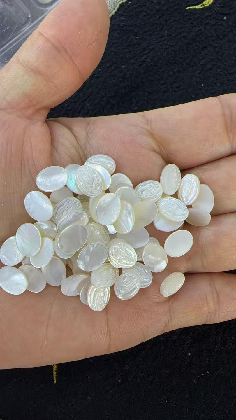 10個の天然真珠貝彫刻ジェス・メアリーカボションチャーム、丸型、楕円