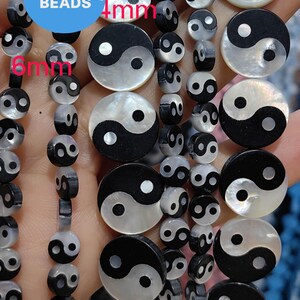 Puede incluir: Una hebra de cuentas yin yang blancas y negras. Las cuentas están hechas de madreperla y tienen un acabado brillante. Las cuentas miden 6 mm y 4 mm. WK DIY Jewelry.
