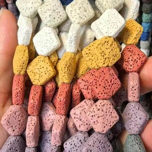 Perle rotonde di lava naturale, rotonde, quadrate, triangolari, a forma di pesce, ovali, rondelle, heishi, a forma di cuore, pietre semipreziose vulcaniche miste
