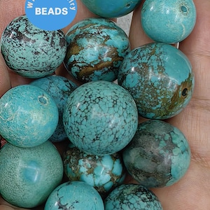 Op de afbeelding: Een verzameling turquoise kralen met verschillende patronen en kleuren. De kralen zijn rond en glad en hebben een natuurlijke, aardse uitstraling. WK DIY Jewelry Beads.