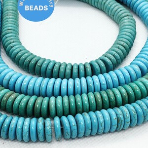 Könnte beinhalten: Nahaufnahme von Strängen türkisfarbener Perlen in verschiedenen Blau- und Grüntönen. Die Perlen sind scheibenförmig und zu Halsketten aufgereiht. Das Wort "BEADS" befindet sich in einem blauen Kreis oben rechts.