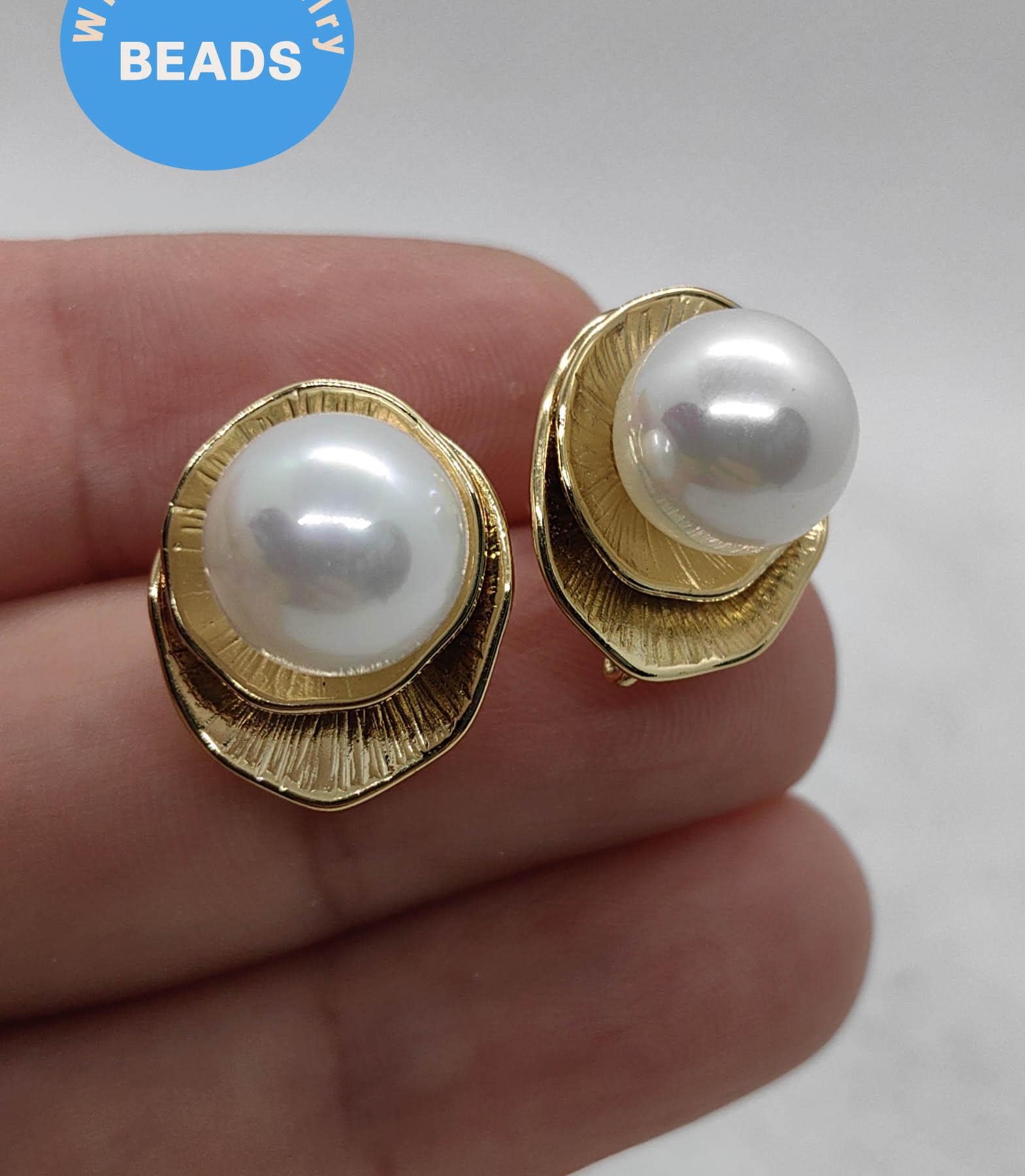 ホワイトパールスタッドイヤリング：10mm バロックスタイル - Etsy 日本