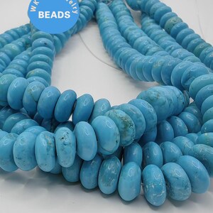 Könnte beinhalten: Eine Strähne aus Türkisperlen in hellblauer Farbe, rund geformt. Die Perlen sind auf einer weißen Schnur aufgefädelt. Die Perlen haben einen Durchmesser von etwa 10 mm.