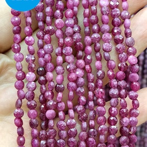 Könnte beinhalten: Nahaufnahme von mehreren Strängen tiefrosa Rubinkugeln. Die Perlen sind facettiert, was ihnen ein funkelndes Aussehen verleiht. Das Bild enthält einen blauen Kreis mit dem Text "WK DIY Jewelry BEADS".