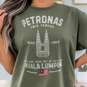 Chemise tours jumelles Petronas t-shirt Kuala Lumpur couleurs confort Malaisie voyage souvenir ville horizon architecture cadeau art urbain minimaliste Moss