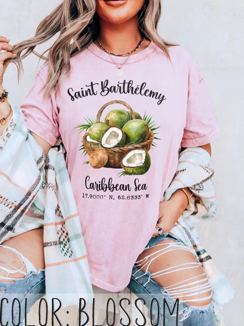 K&ouml;nnte beinhalten: Rosafarbenes T-Shirt mit einer Grafik eines Kokosnusskorbs und dem Text "Saint Barth&eacute;lemy Caribbean Sea". Das Shirt zeigt die Koordinaten 17.9000&deg; N, 62.8333&deg; W.